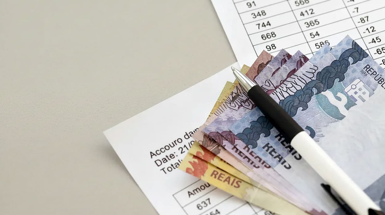 Documentos fiscais e calculadora em referência à reforma tributária