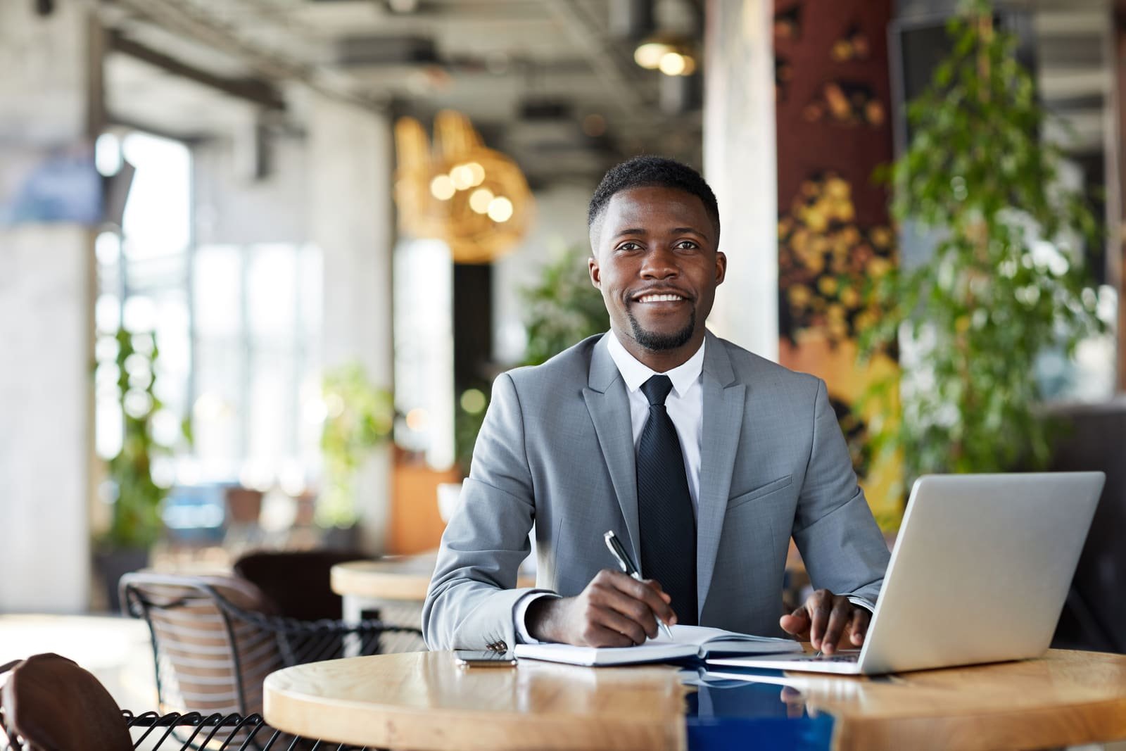 Profissional em ambiente corporativo